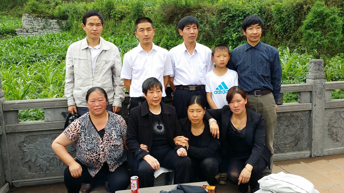 在父亲的坟墓前留影