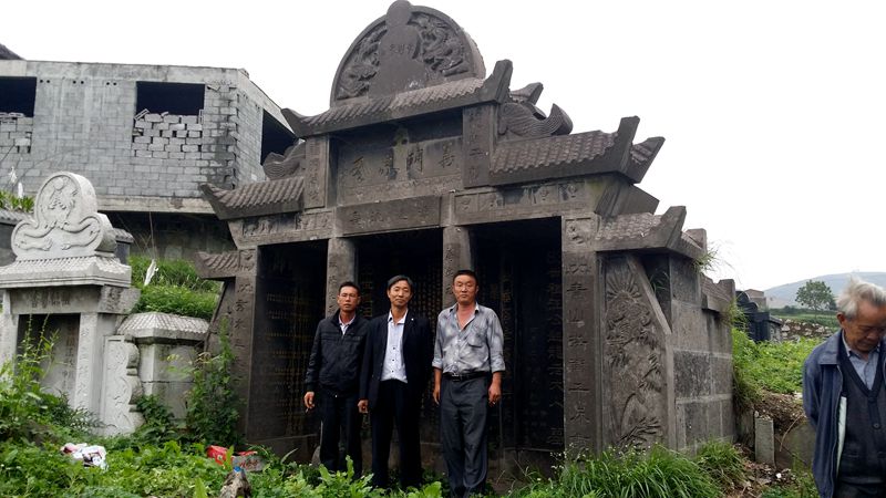 在83世起龙公墓前留影