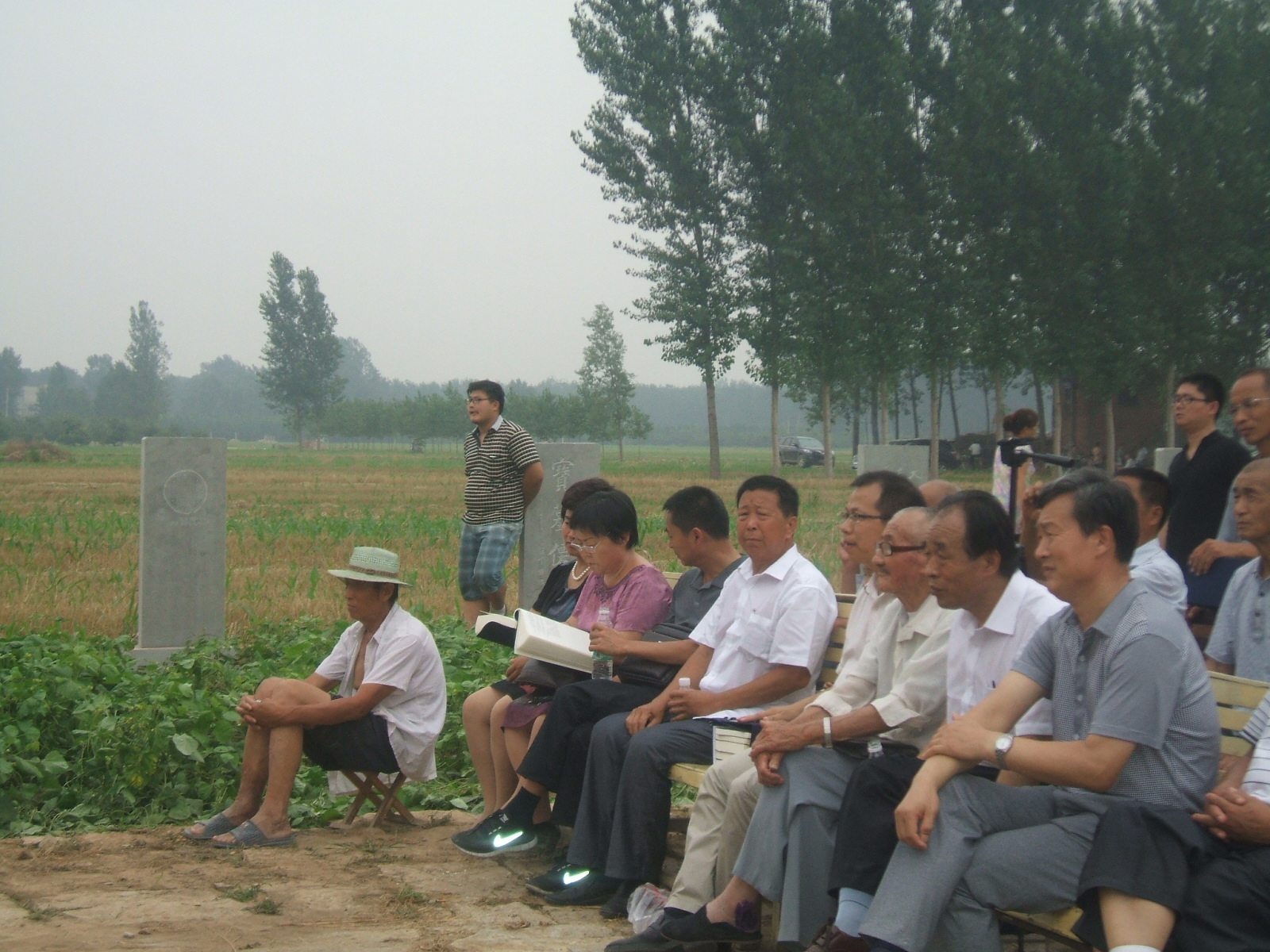 受谱后，宗亲们在观拜族谱。