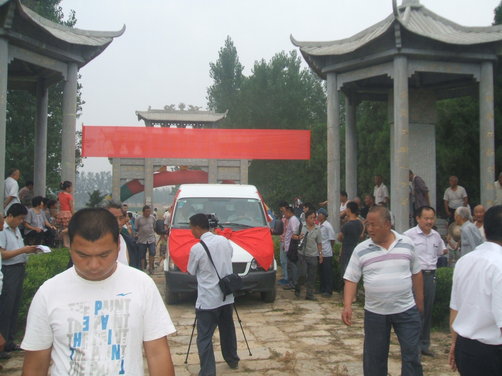 迎接谱车到来。这“现教现拍”的摄像师，呵呵，也凑合了。主要场面都拍下了。