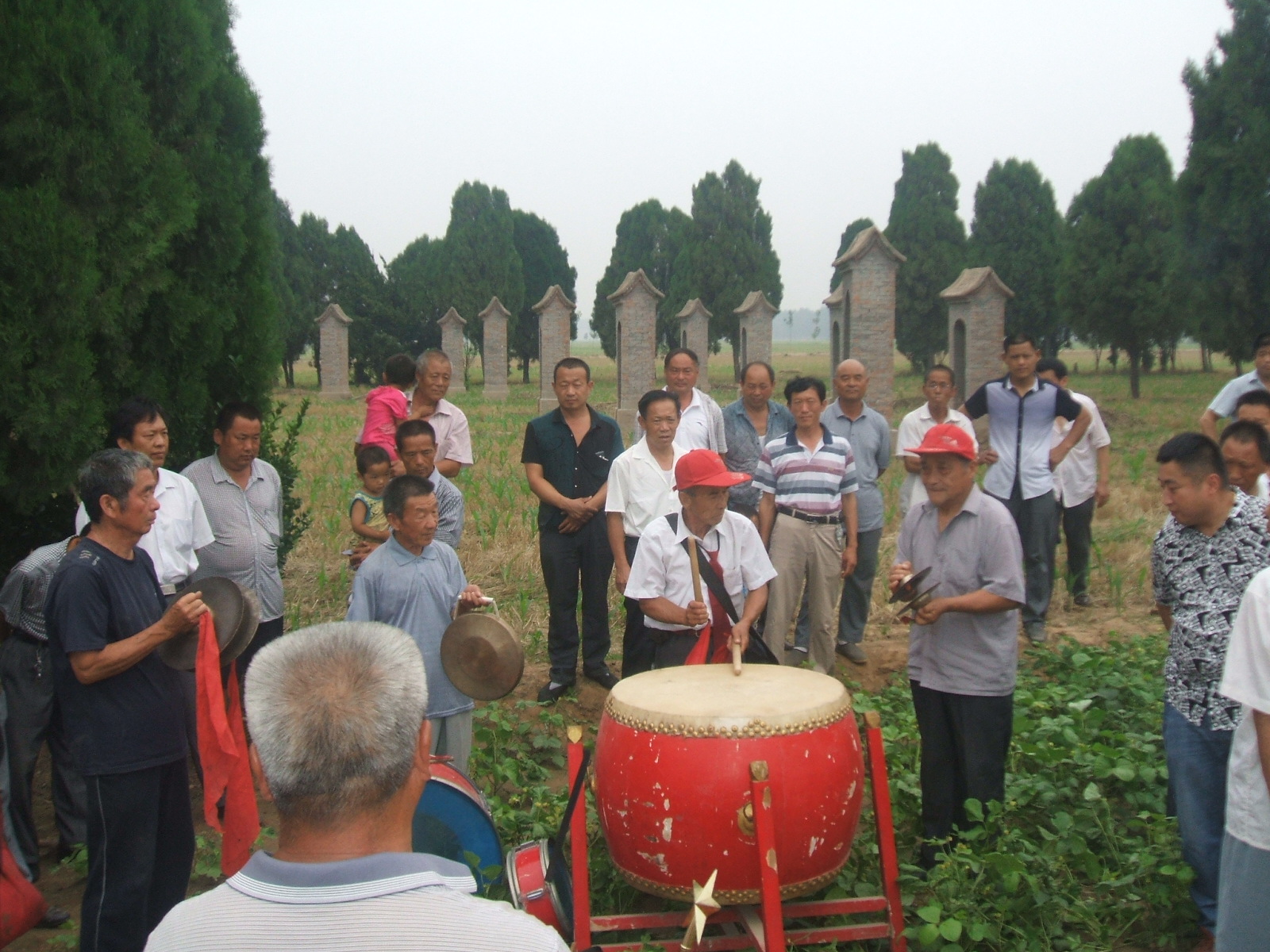 瞧，这老先生，很投入啊。