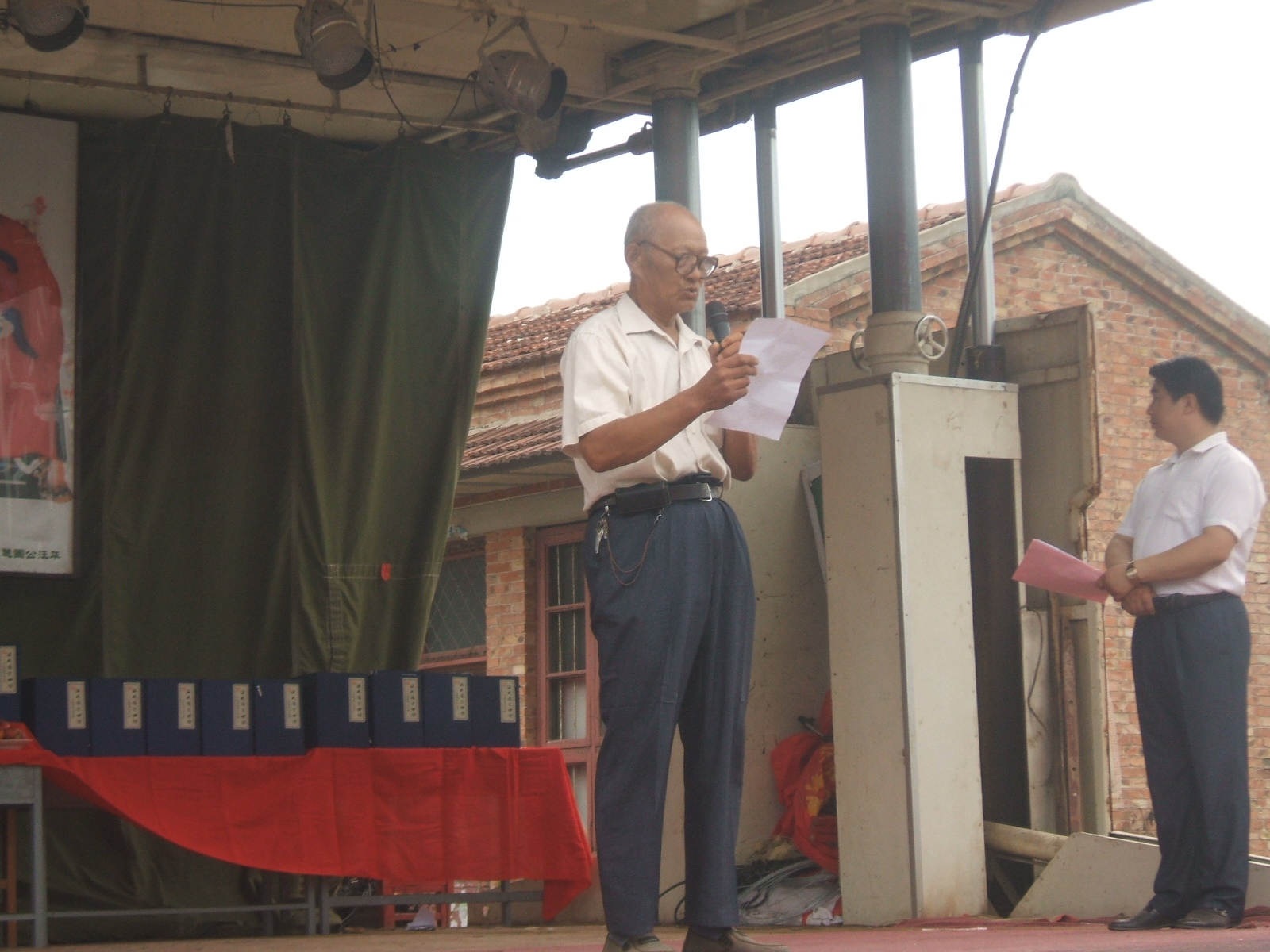 高级教师汪春銮宣读祭文，老先生已经多次执笔并宣读祭奠仪式上的祭文了。