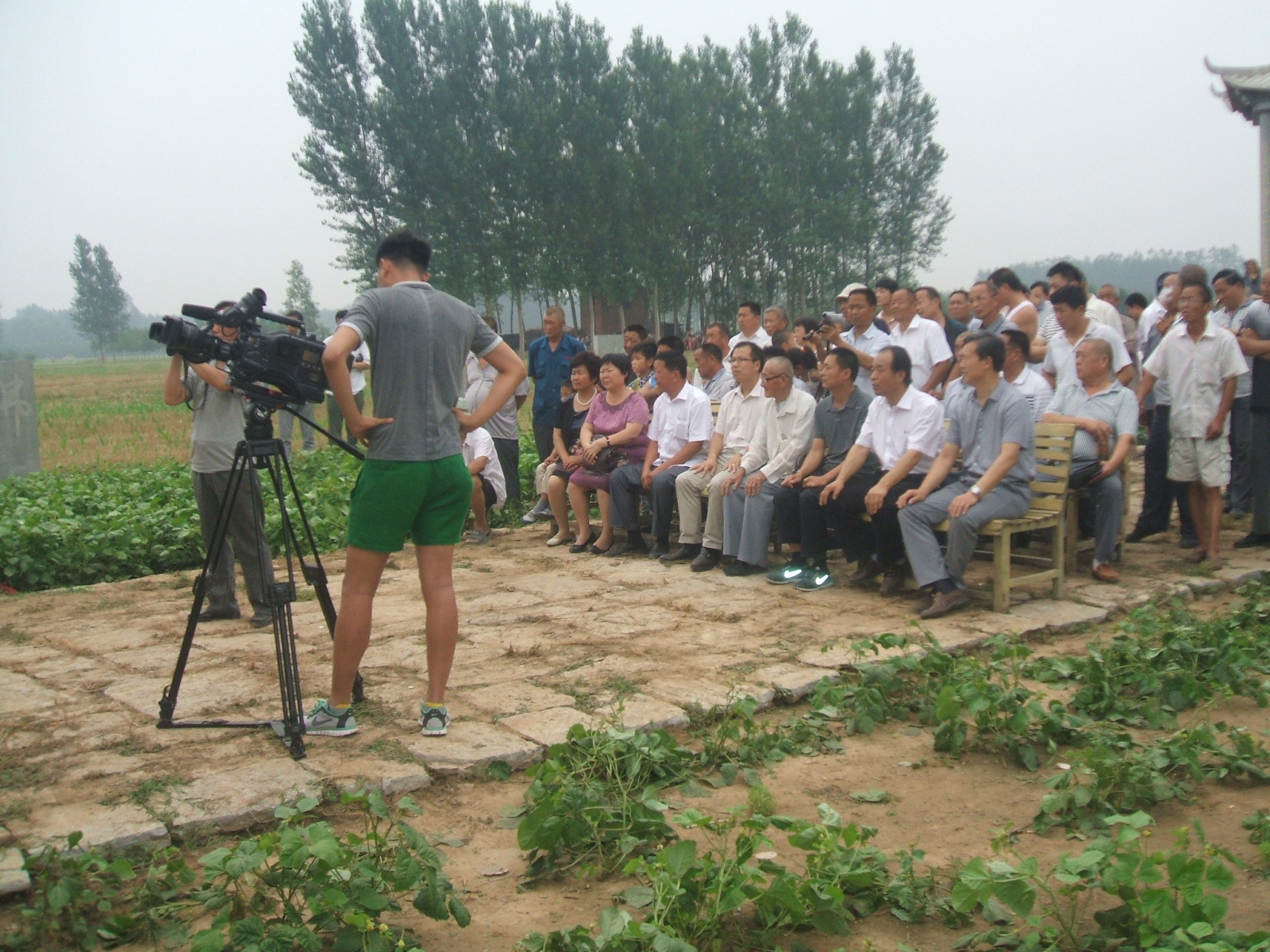 中央电视台记者 刘仲舸，认真投入拍摄现场！