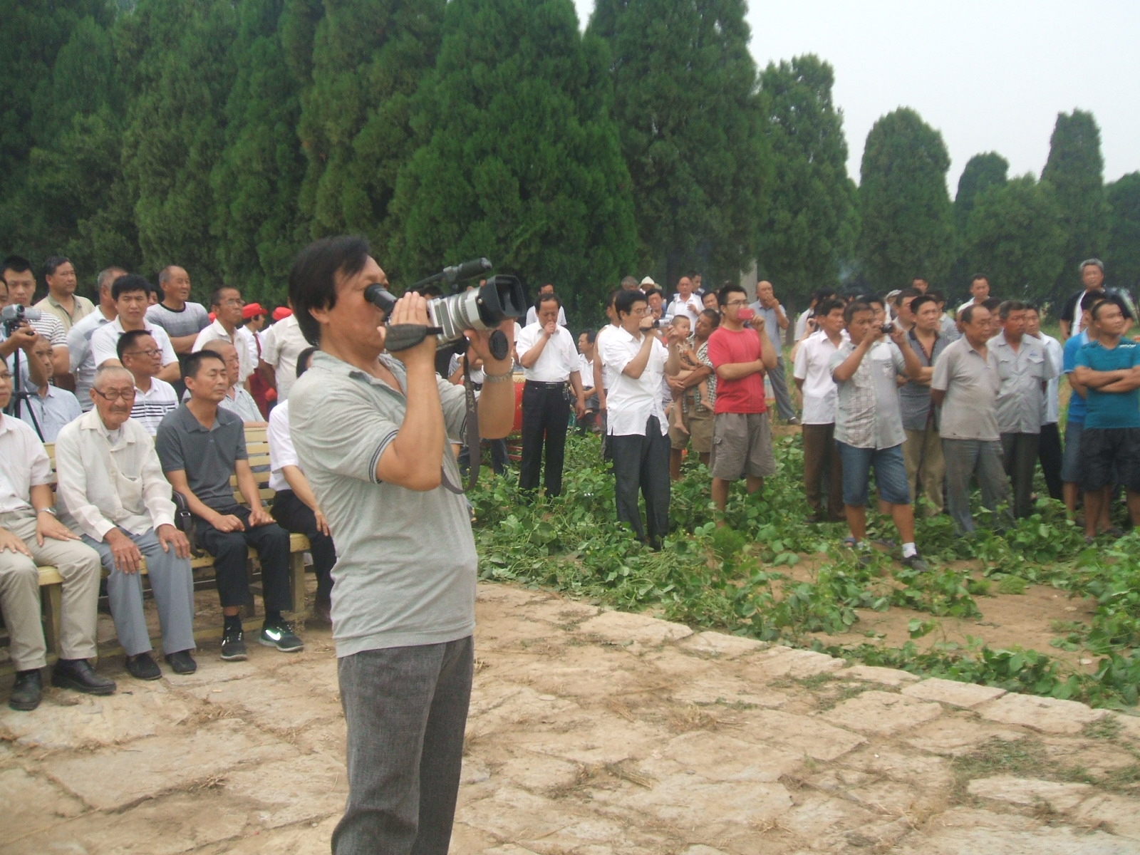 自聘专业摄像师，抓拍现场画面。