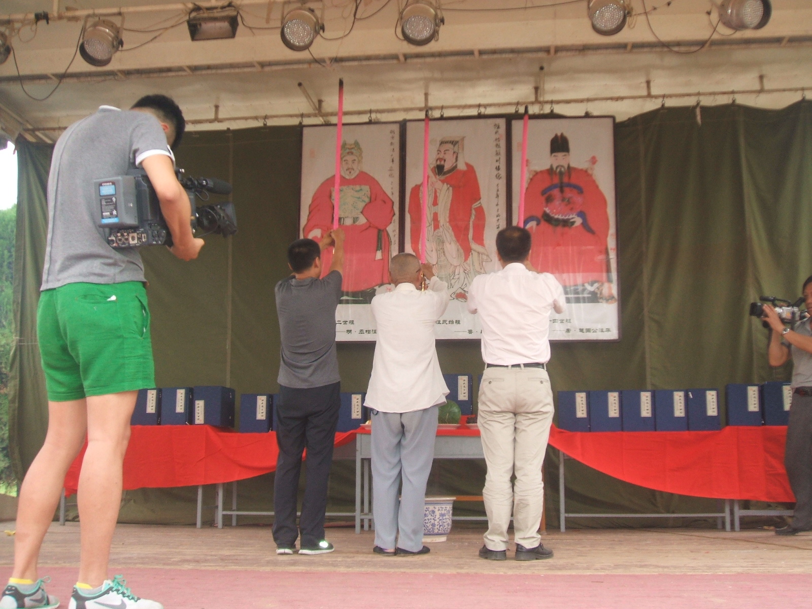 九十五世汪航军（吉林）、九十二世汪恒志、九十七世汪新（深圳），代表忠勤堂子孙为先祖上香。