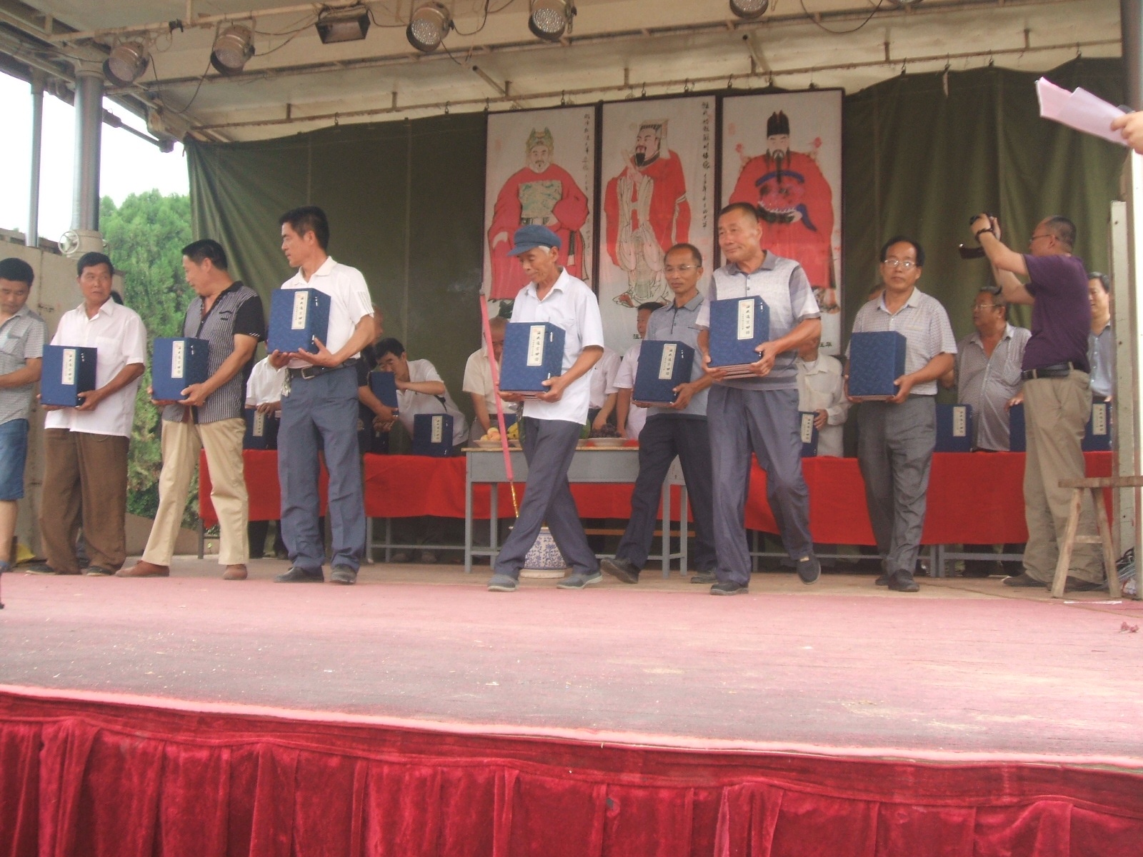 宗亲代表上台受谱。