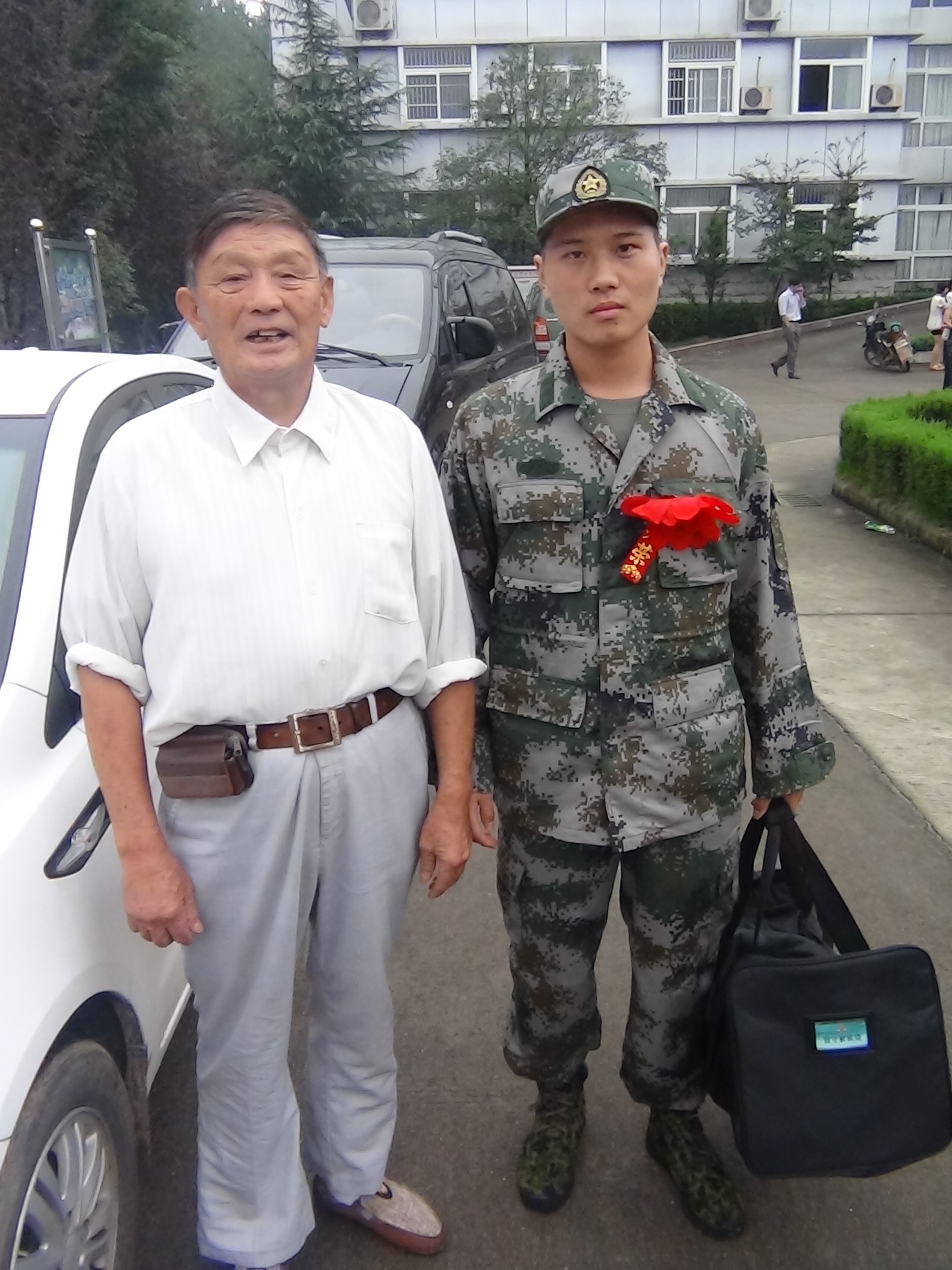 爷爷真舍不得唯一孙子洪涛去当兵，前天脑血栓刚出院