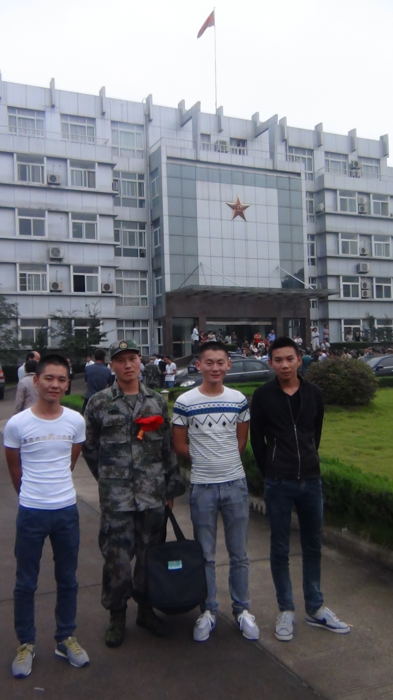 同学们笑脸欢送