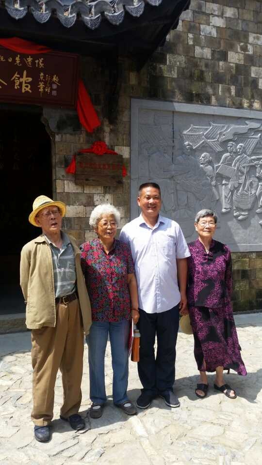 九月十六日，中国工农红军北上抗日纪念馆在浙江江山大陈村建成。村支书汪衍君与专程前来的方志敏烈士之女方 ...