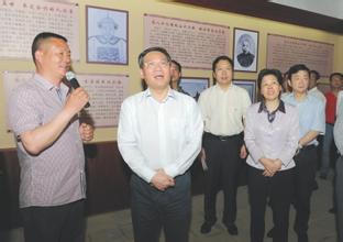 村支书介绍宗祠内文物