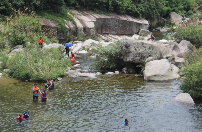溯溪游