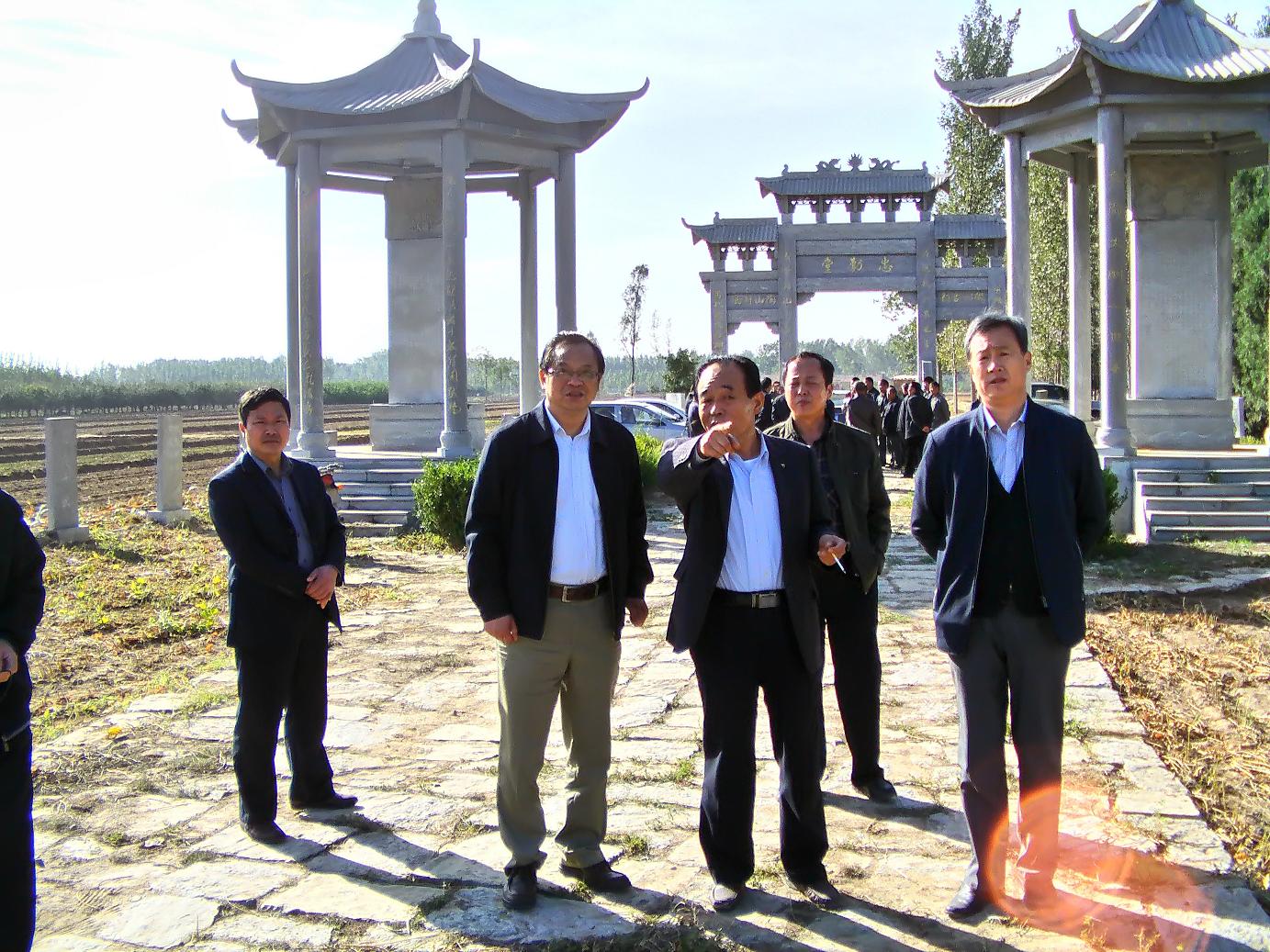 参观途中，汪达成会长向客人讲述。