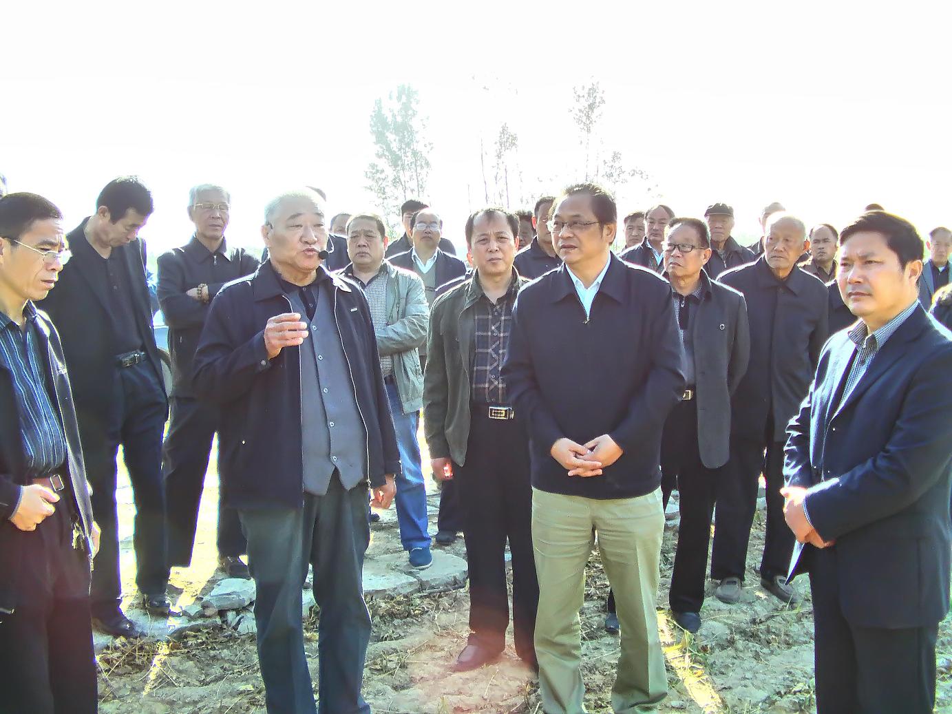 族中老者讲述汪广洋丞相墓的整体现状