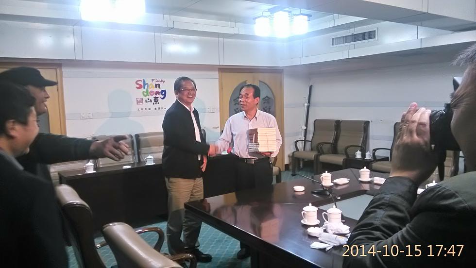 高邮客人向研究会会长汪达成赠送描写汪广洋丞相的长篇小说《驿站风云》