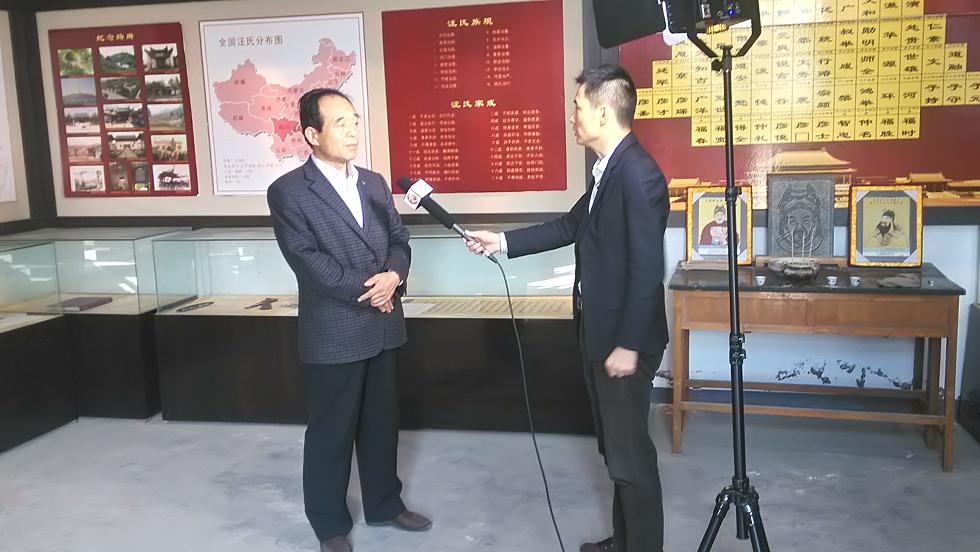 高邮电视台采访研究会会长汪达成