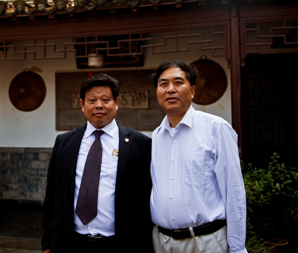 汪炜会长与汪海洋会长在百鸟亭汪公会馆会谈后合影留念.jpg