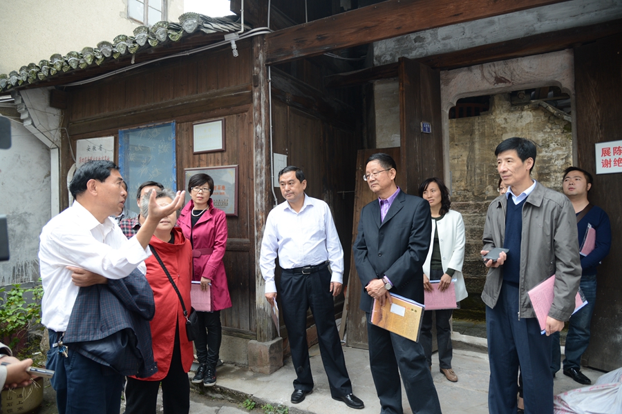 汪炜会长陪同市领导视察名人故居.JPG