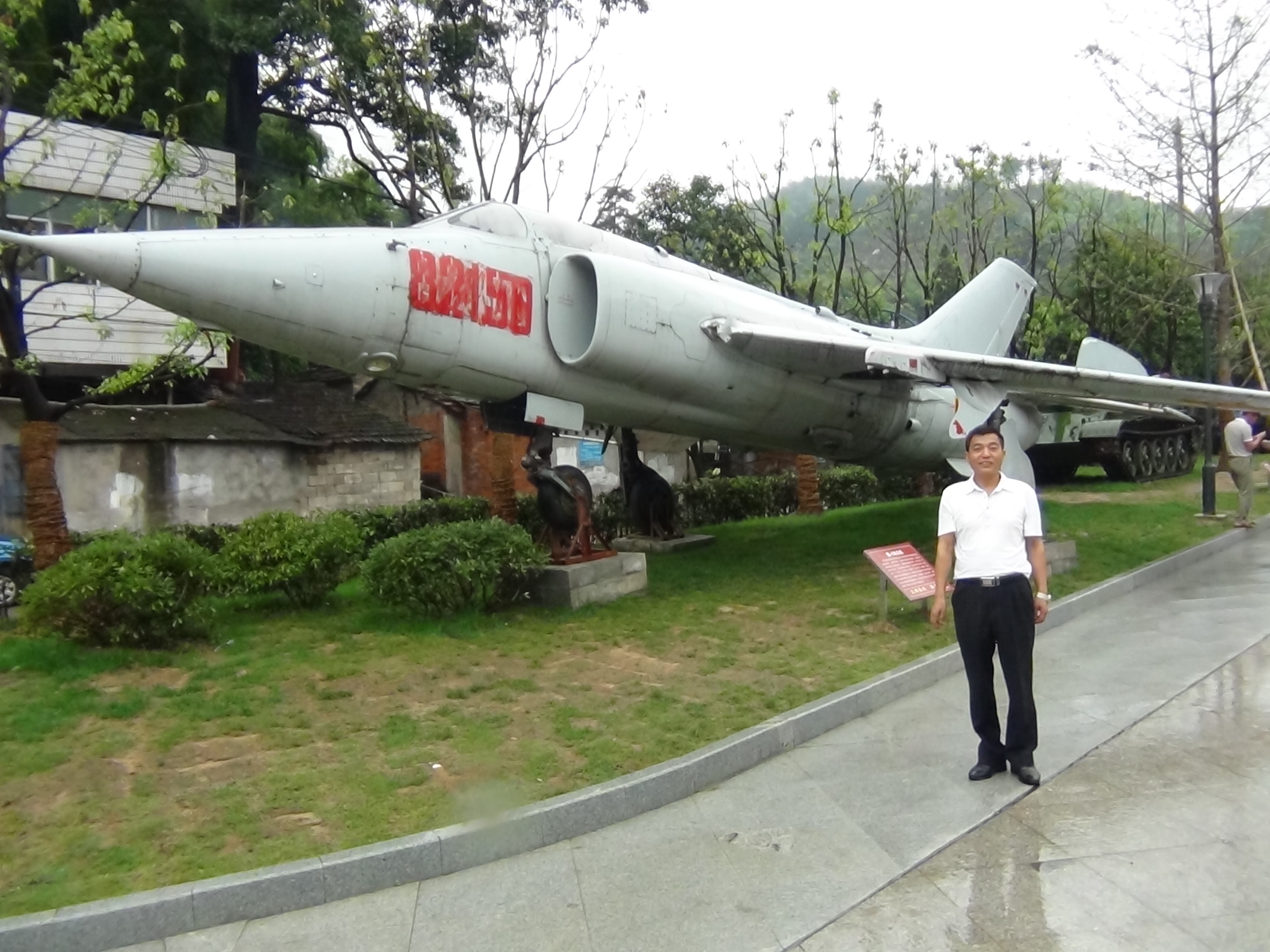 愿能发会长坐上飞机众观世界，加快兴修宗祠速度。