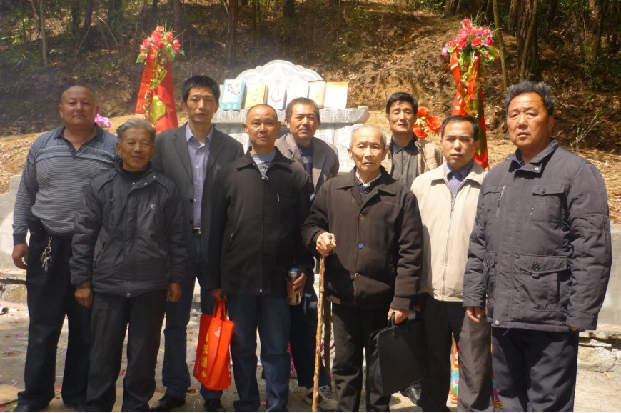 2013年4月8日在湖北罗田马驿保铁佛公后裔汪氏65世--承义公坟地合影