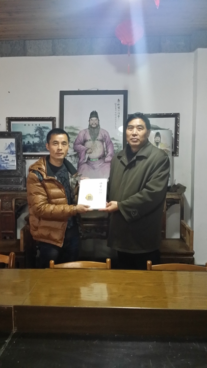 1 月25日，汪鸿欣宗亲特地来办公室送给会长汪炜一本新作。这是他最近出版的研究成果。.jpg