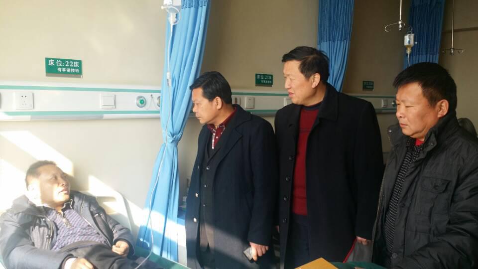 信阳国源实业有限公司总经理汪新武宗亲安排公司高管吴建国〔左〕、王立新〔中〕二同志到新中医院病房探望汪 ...