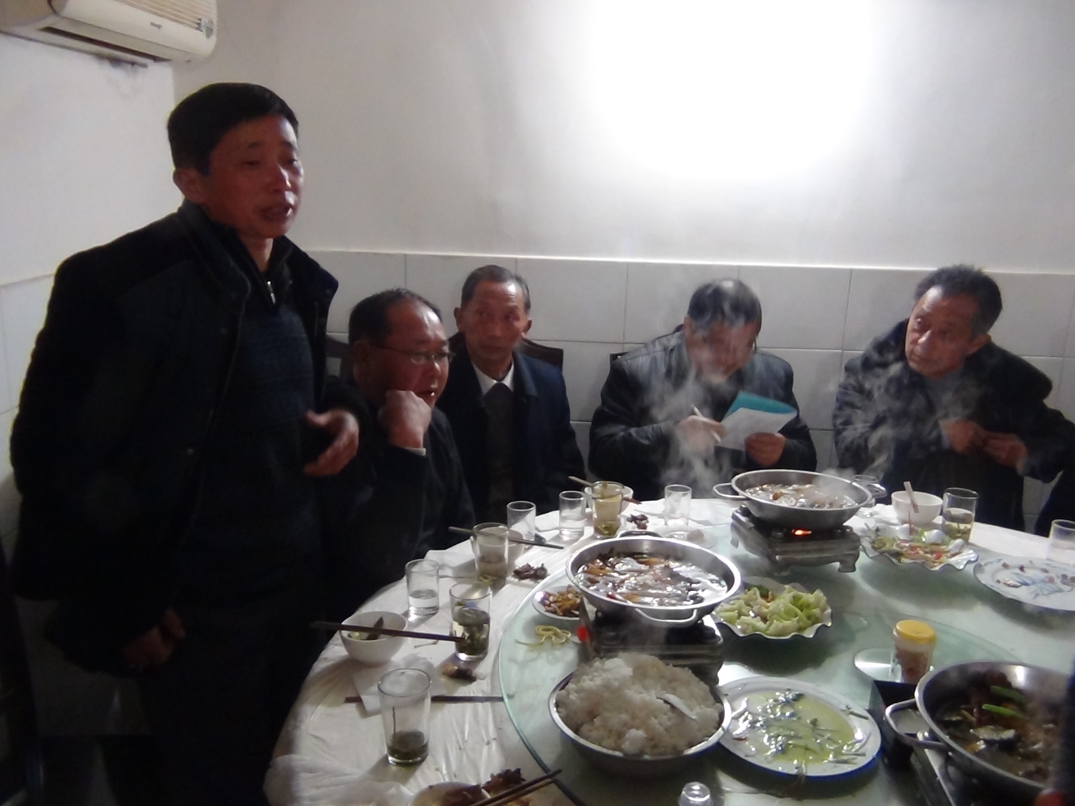 酒桌上汪从乾现场捐伍佰