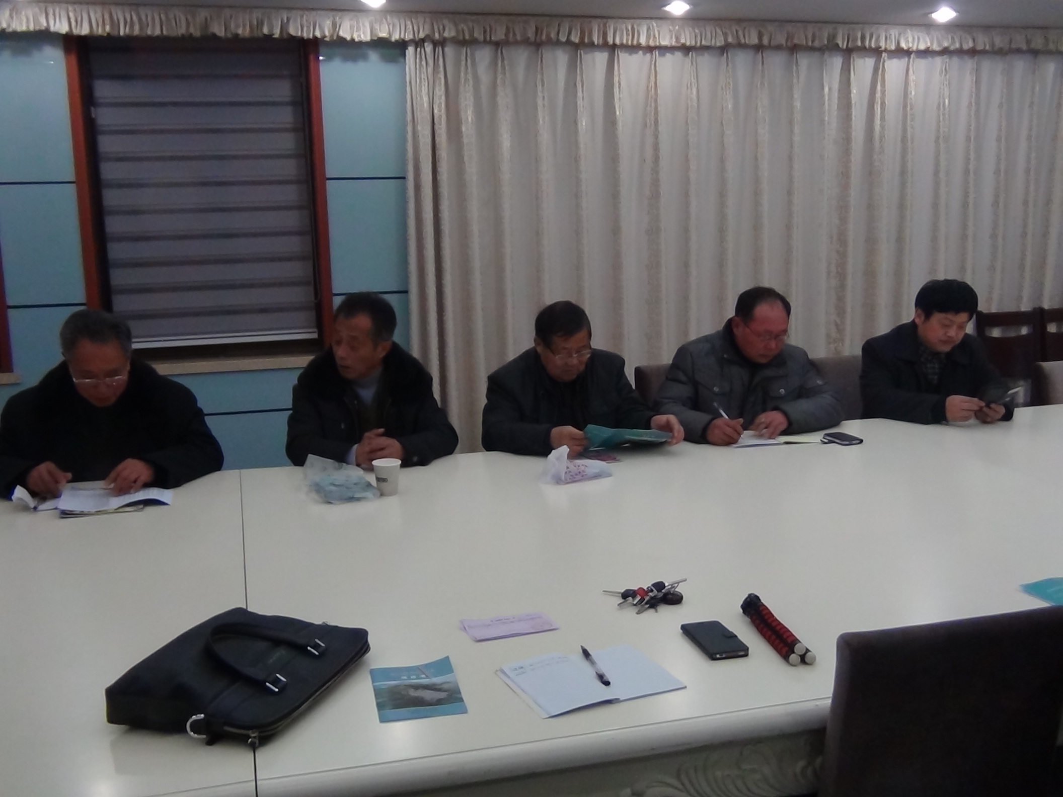 深夜了大家还在开会捐资