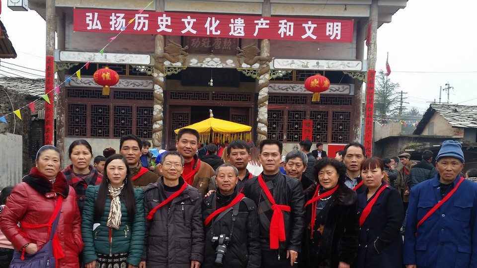 理事会代表在鲍屯留影