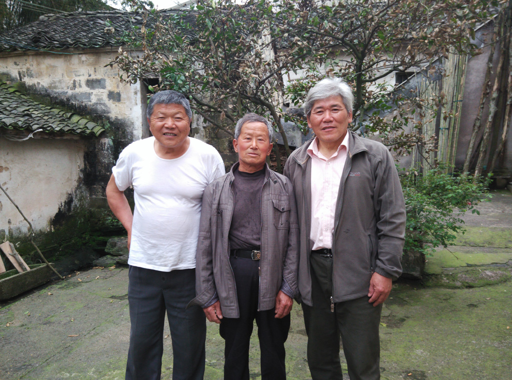 接待我的柯百贵（图右）和叶元诚先生（中）。