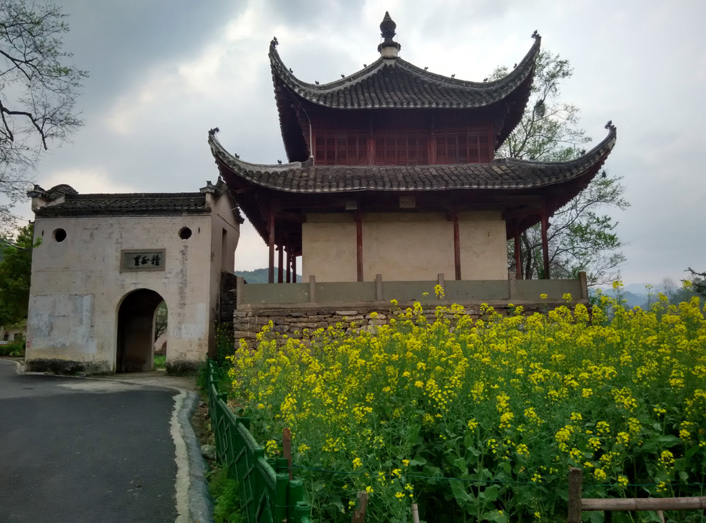 抬汪公菩萨的村口“种玉里”路亭和建 于乾隆二十二年的八角亭