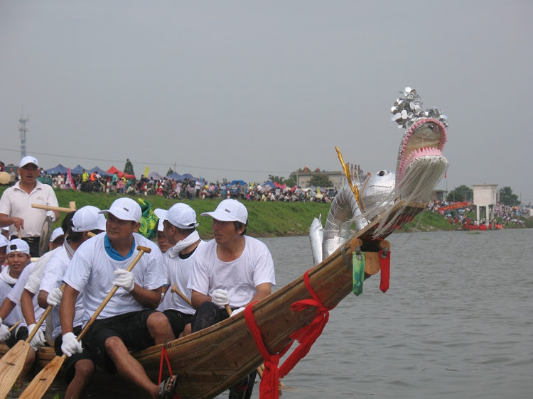 6、芜湖市鸠江区二坝镇下埠圩汪村龙舟整装待发，表现了当地汪氏族人的精神面貌和运动.jpg
