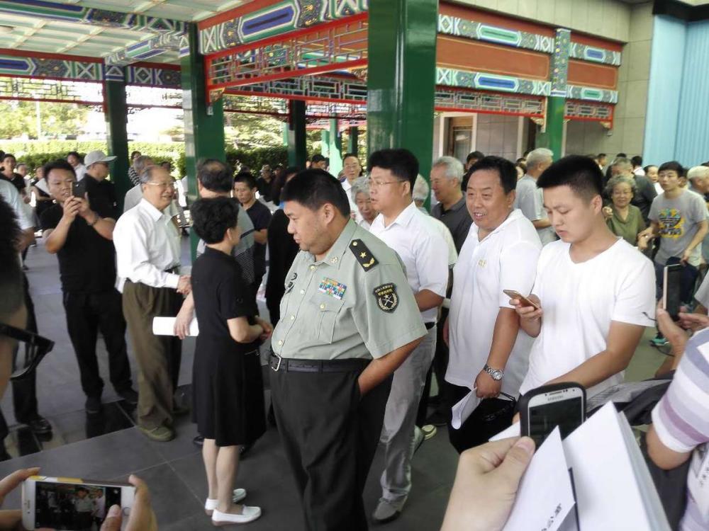 汪东兴的亲属、生前友好、家乡代表、各界群众前往送别，毛泽东的孙子毛新宇也到现场吊唁，神情悲伤。据在场 ...