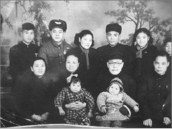 汪少舫、汪宜之全家与岳父母的合影，四世同堂。 见习记者 翟莹 摄.jpg