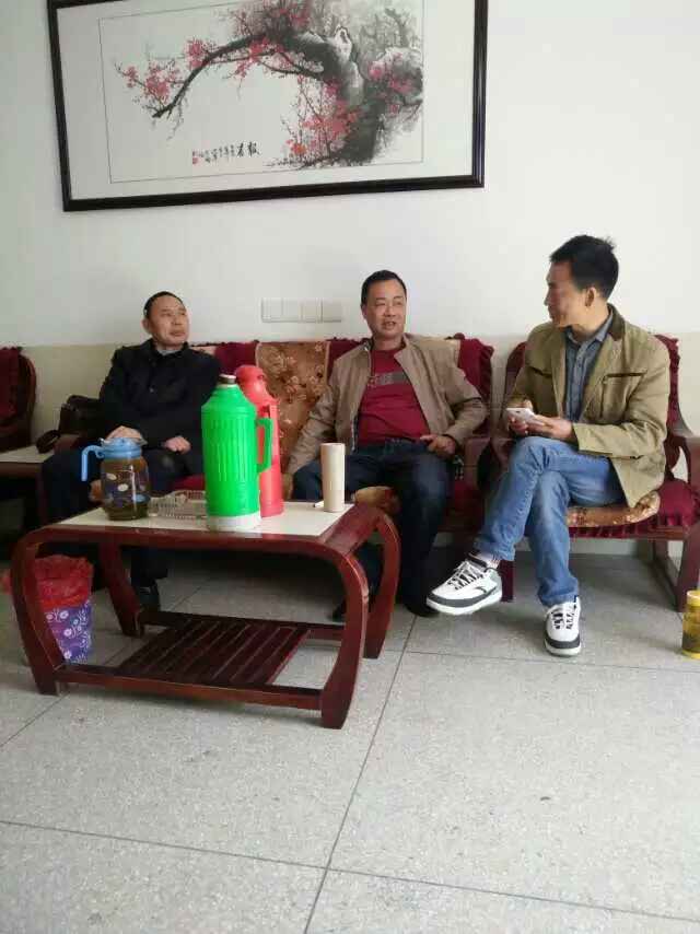 与运来叔叔交谈