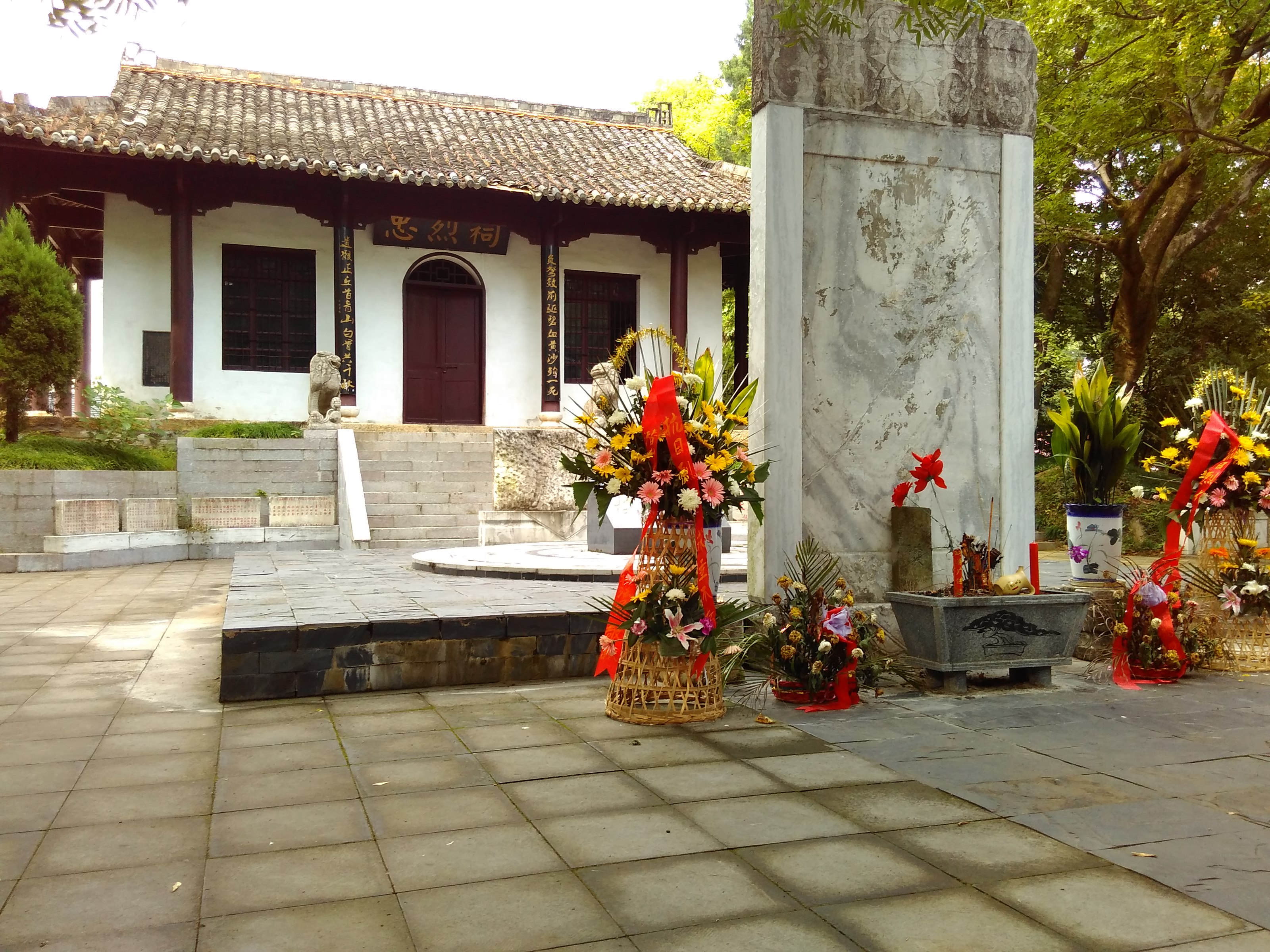 07 忠烈祠外景即烈士公墓.jpg