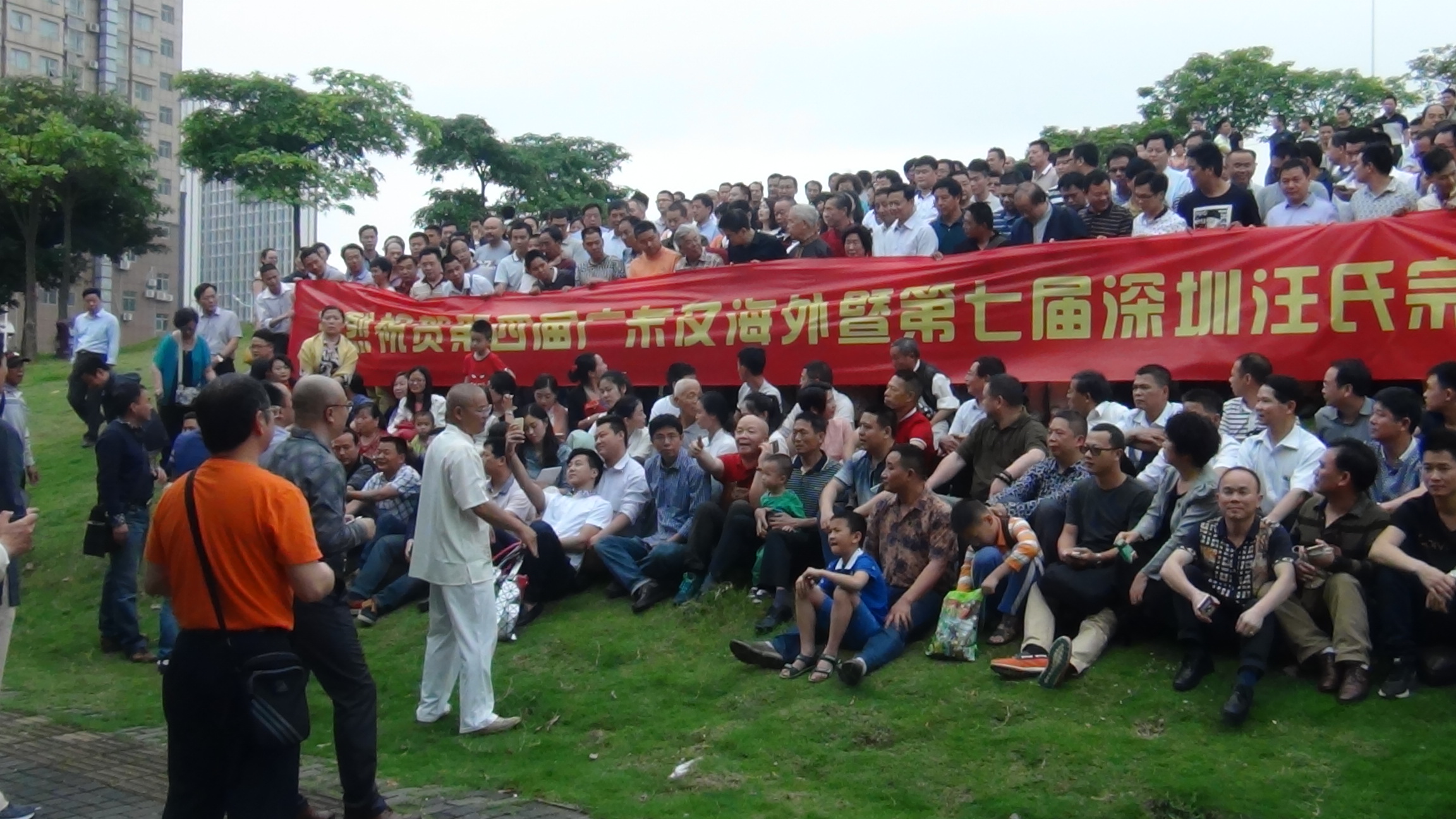 汪俊宗亲在辛勤付出指挥宗亲们大合影