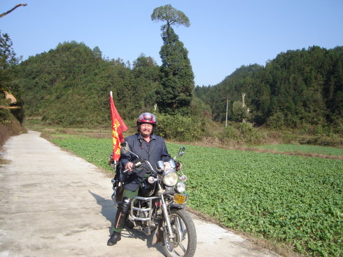 在休宁旌城村千里走单骑为寻根！