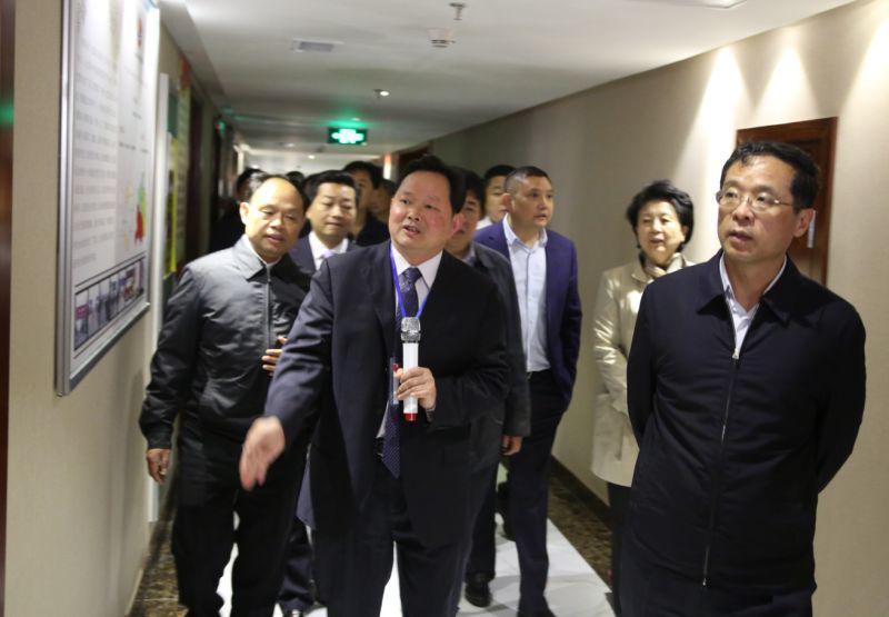 上图：河南省政协主席叶冬松〔前右一〕率领十八地市主要领导在河南东信广告有限公司视察，听取总经理汪泽亚 ...