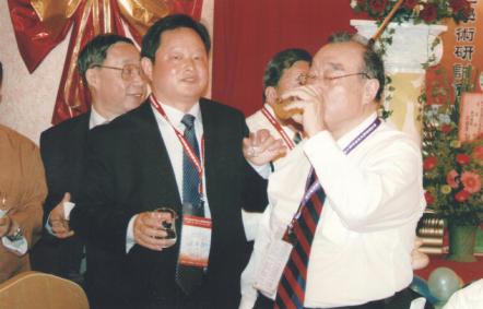 上图：中华侨联总会理事长简汉生与汪泽亚相互敬酒合影