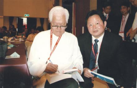 上图：台北中关大学教授陈葵淼先生〔左〕与汪泽亚赠书、题字合影