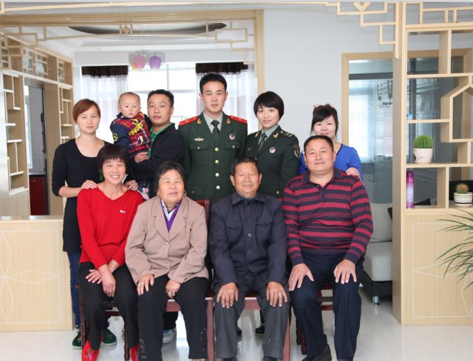 我爸爸汪乃柱我妈妈王垒两位军人还没结婚呢？妈妈第一次到金寨来！