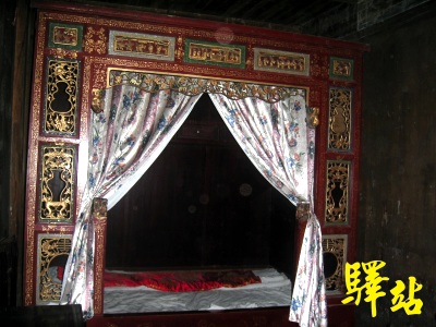雕花大床