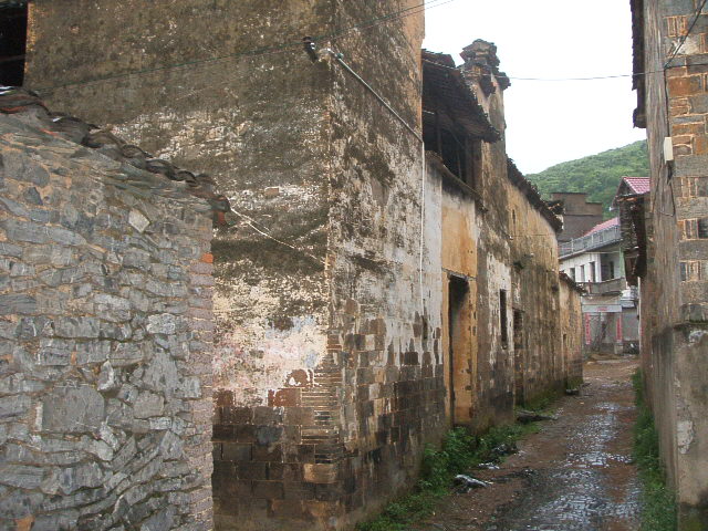 走在古屋中间的青石铺面路上