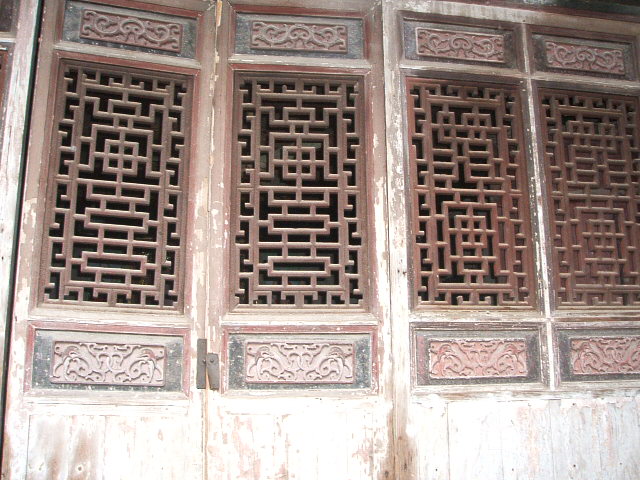 门板连板壁成一排