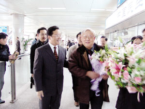 汪忠镐（持鲜花者）归来，区一医院院长傅宏到机场迎接