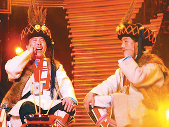 (松潘的原生态歌手仁青、格洛)