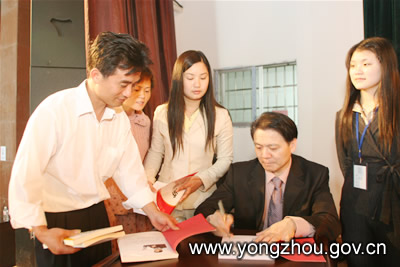 汪中求举行现场签名售书活动