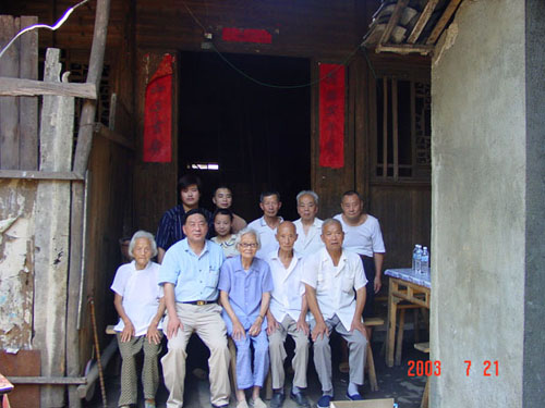 大绥在乐平老宅与家乡父老的合影