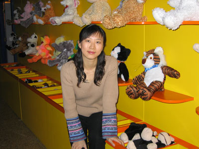 图为：汪涌在科技馆的专卖店