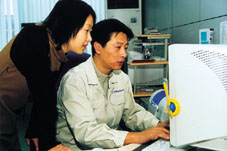 汪昕与丈夫在查阅资料